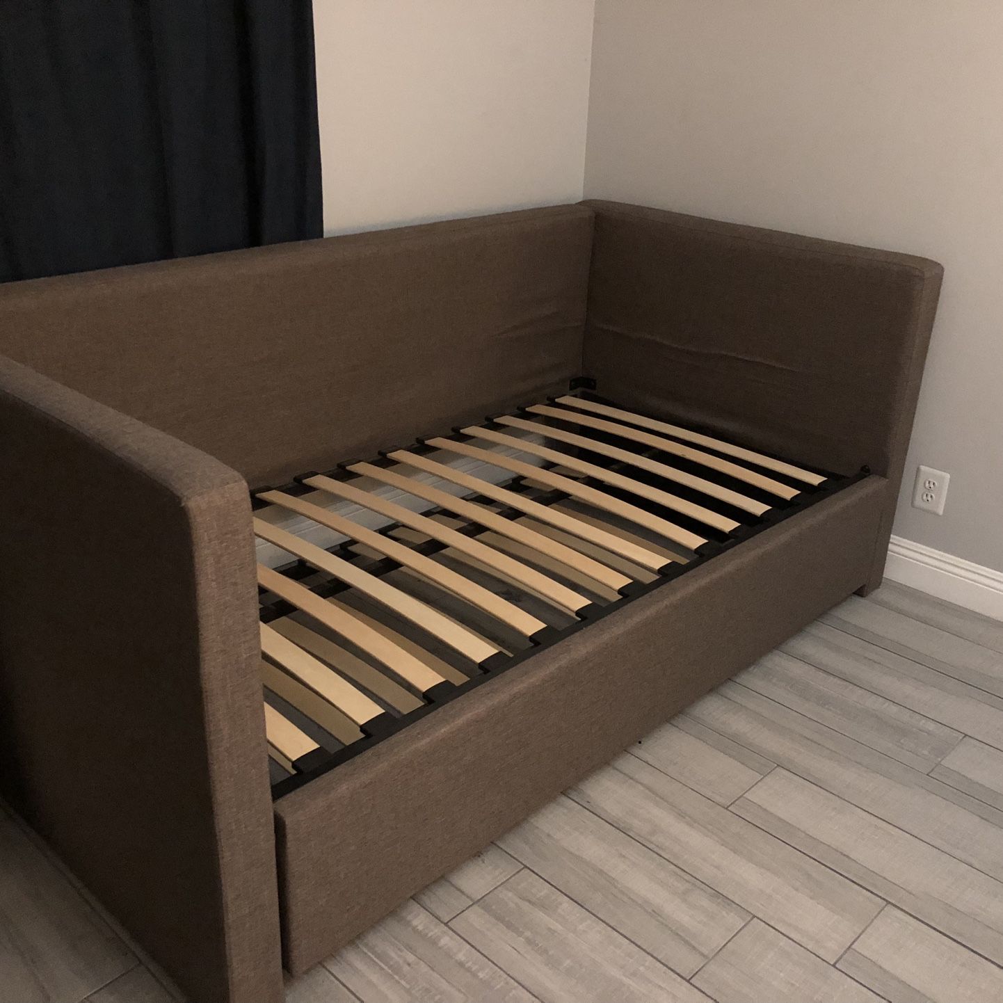 Emmerson upholstered twin daybed with trundle outlet