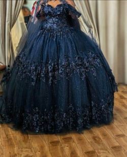 Hermoso vestido de quinceañera azul marino con lentejuelas y aplicaciones florales