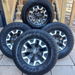 VENDO RINES PARA TACOMA 4RUNER SEQUOIA SIZE 16 6X139.7 ESTAN EN BUENAS CONDICIONES 