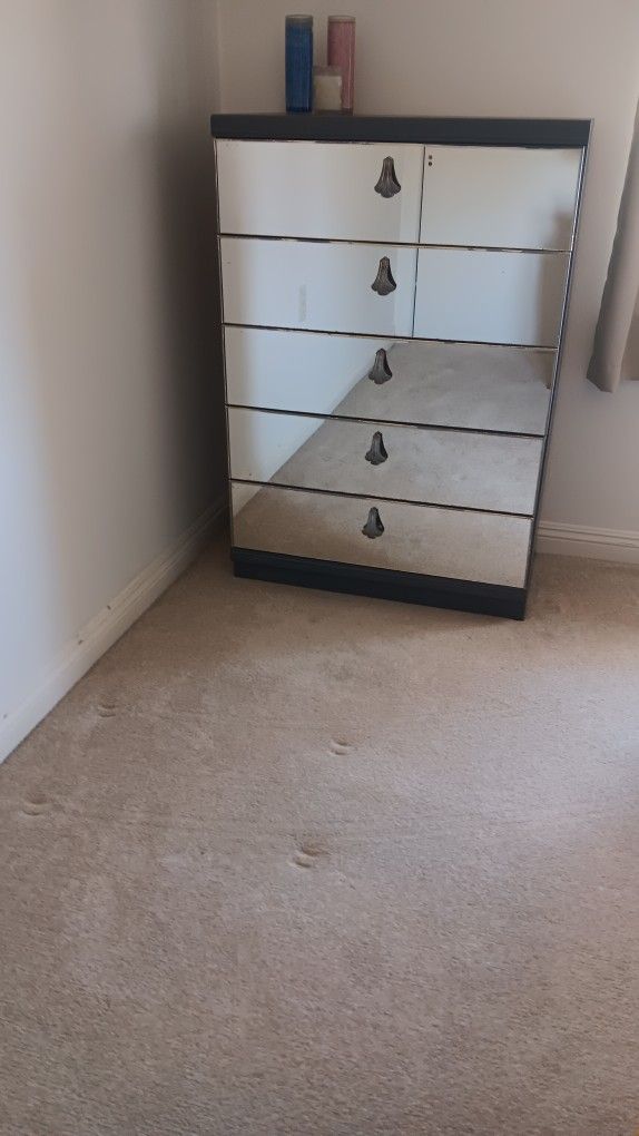 Dresser With Mirrored Drawers