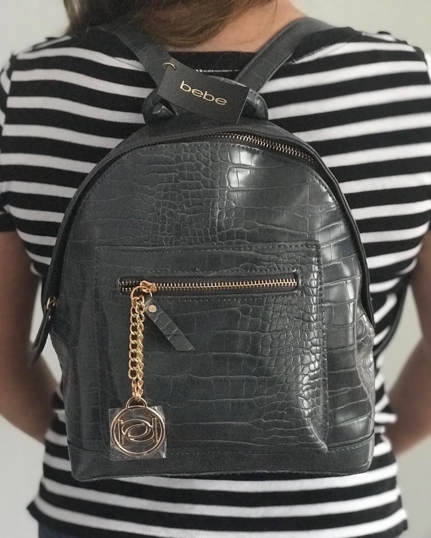 Women’s “ Bebe “ Rena Crock  Backpack Faux Leather In Grey $/ 70.00 ,  Precio real. $/ 99.00🙂🌼