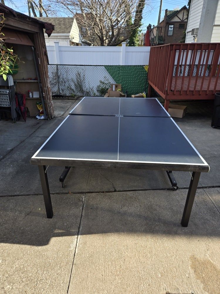 Ping Pong Table With Accessories 