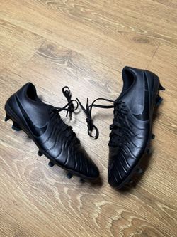 Worn once size 9.5 Nike tiempo black