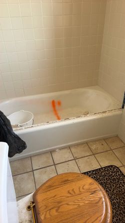 Iron cast bathtub, toilet and cabinet