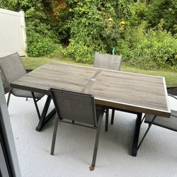 Outdoor Patio Table And 4 Chairs. 