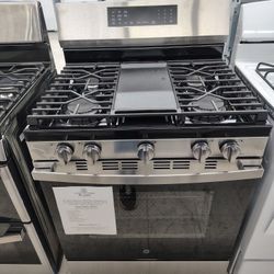 $629(MSRP$1199, Save $570) GE Gas Range With Edge-to-Edge Cooktop and Air Fryer