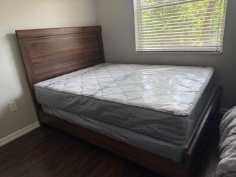 NEW MATTRESS QUEEN SIZE PLUSH WITH BOX SPRING