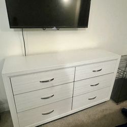White Wood Dresser – 6 Drawers – Modern & Clean