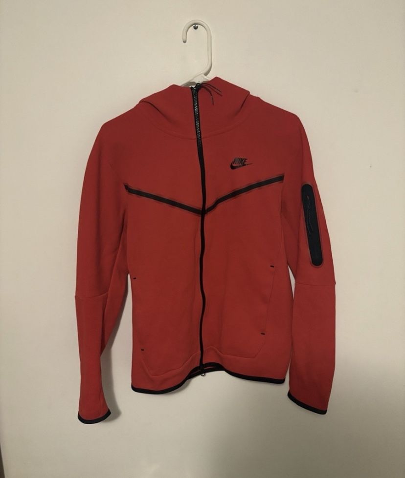 RED NIKE TECH