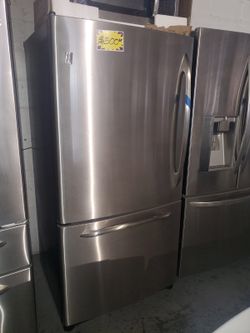GE bottom freezer refrigerator working perfectly with 4 months warranty