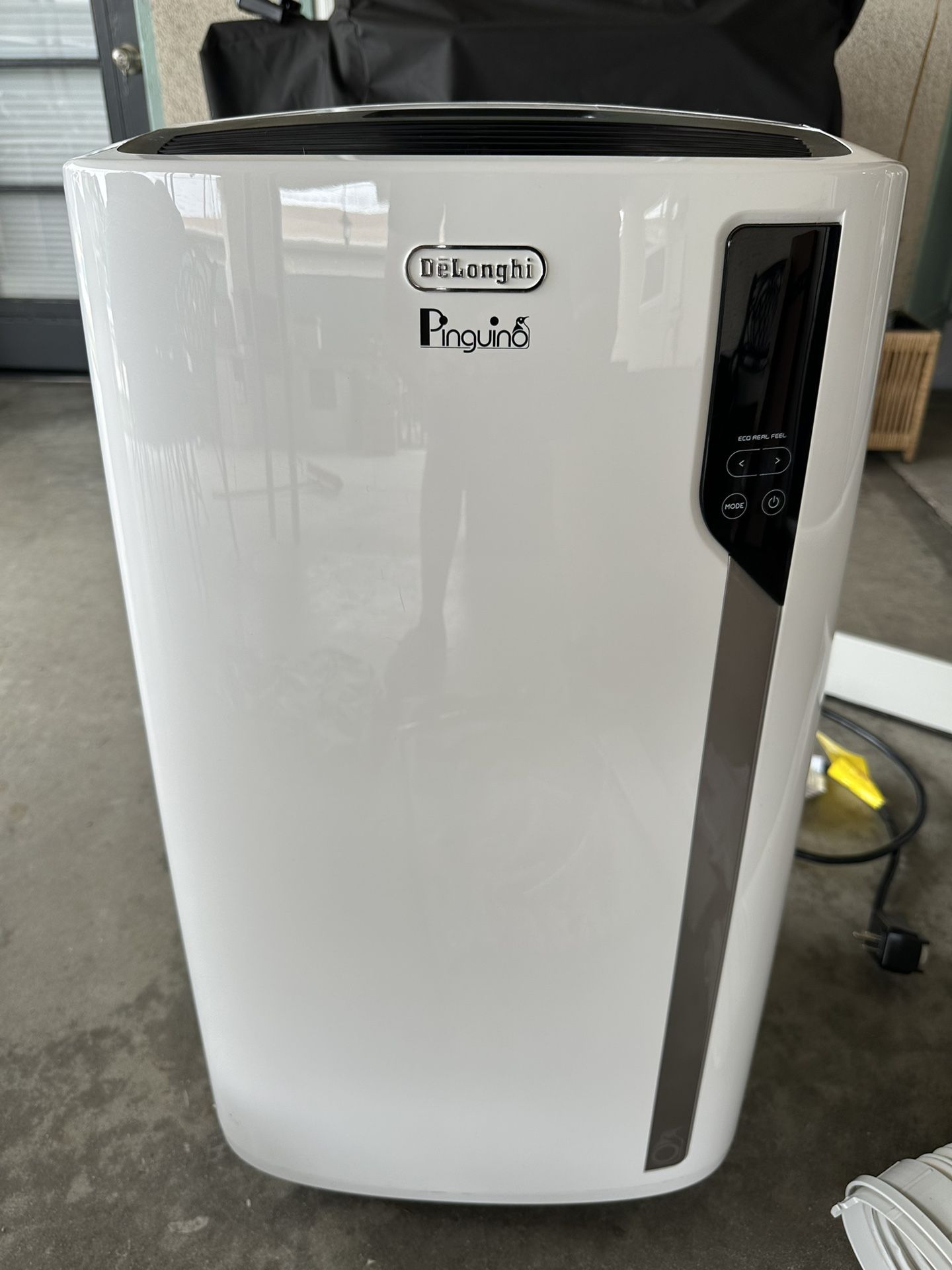 De'Longhi Pinguino 4-in-1: Air Conditioner, Heater, Dehumidifier, and Fan