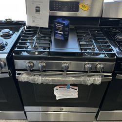 NEW GE 30in. Self-Clean 5-Burner With Griddle In Gas Range