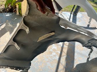 2024 ford mustang fenders one good condition the other got dents