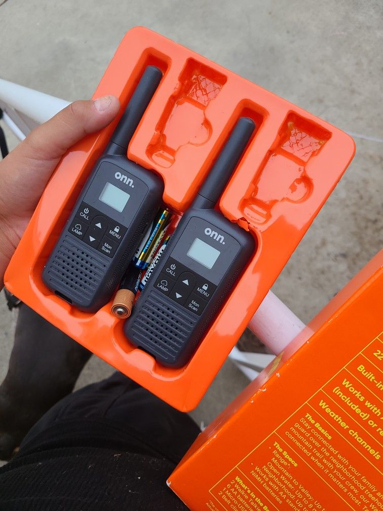 Onn Qalkie Talkie 16 Mile Range Almost New Shoot Offer https://offerup.com/redirect/?o=Q28uZXM= With Box