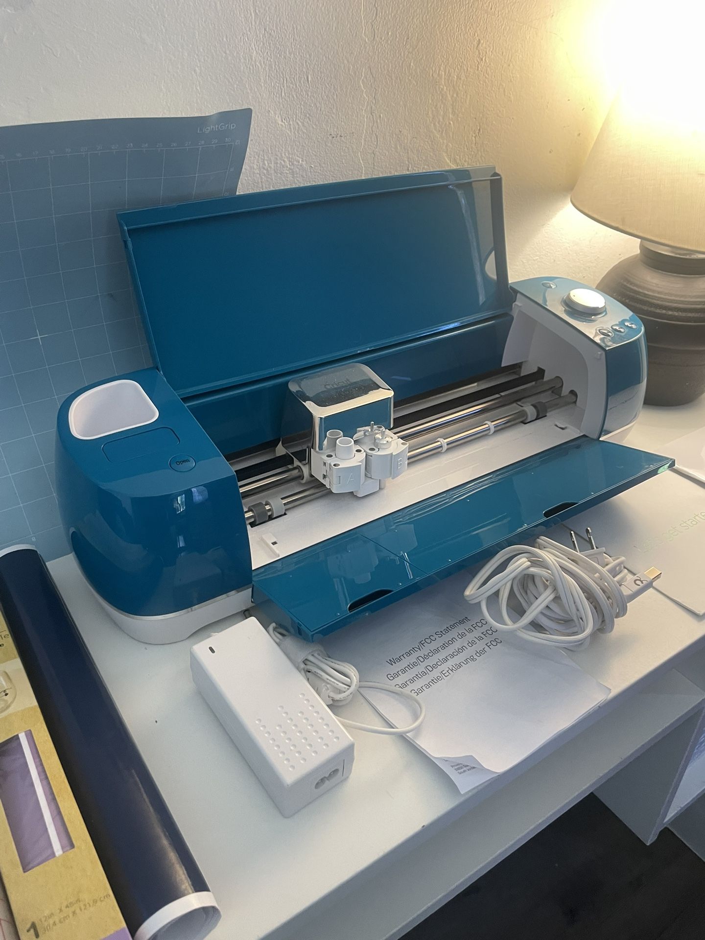 Cricut 2 Air Explore 2 - with vinyl paper & Transfer paper. (My loss your gain)