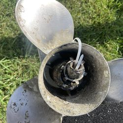 Mercury mercruiser Vengeance  stainless steel prop 19” with hub kit  48 16316  $175   I can ship additional fee 