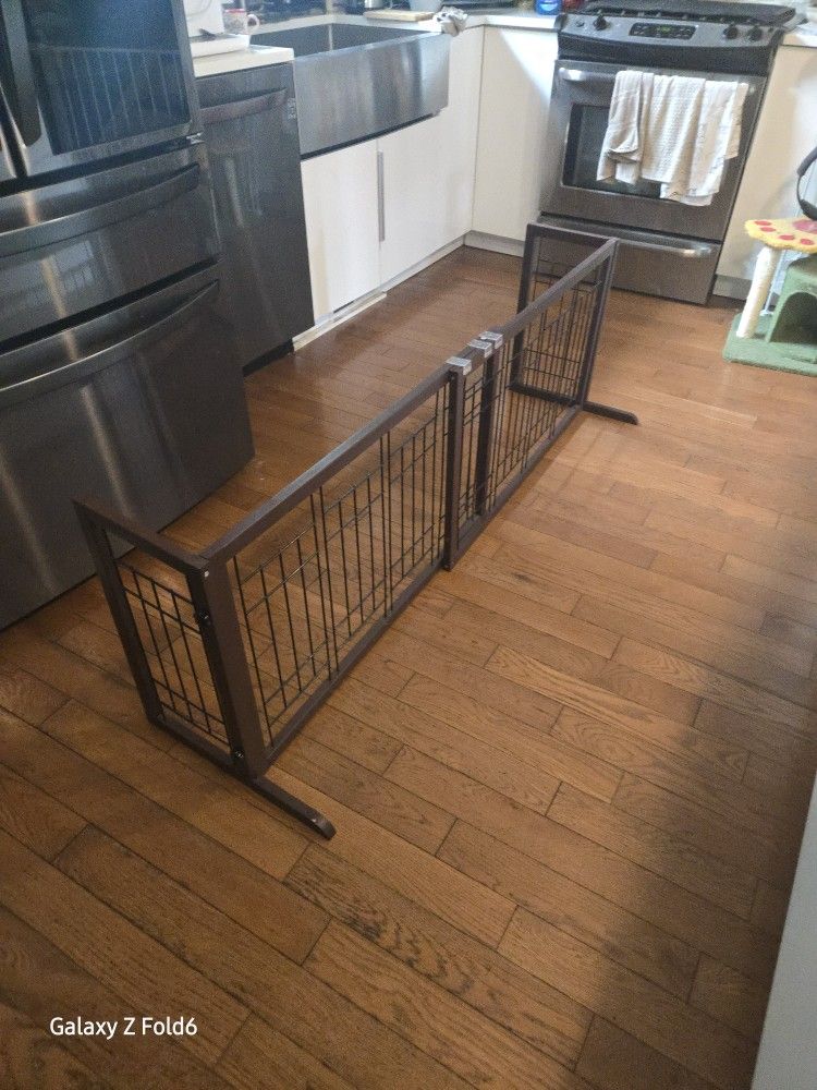 21-in H Freestanding Expandable Brown Wood Pet Gate