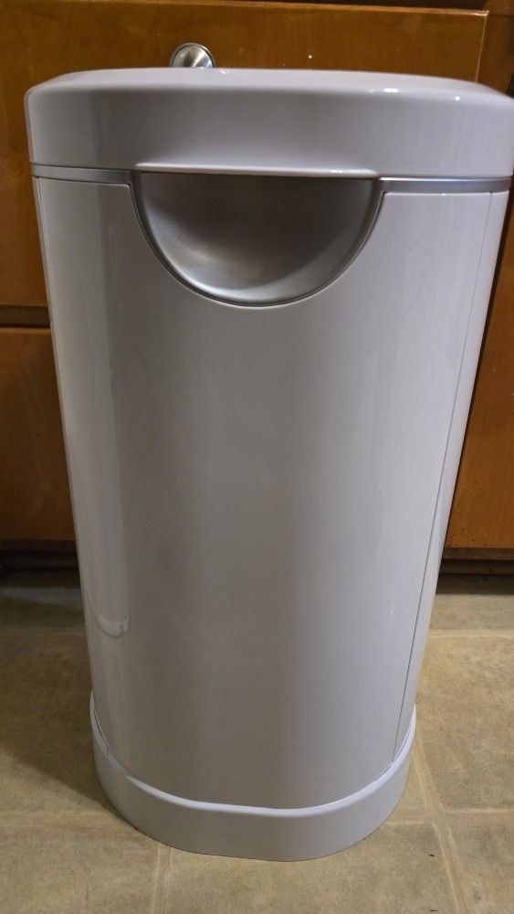Used Like New MUNCHKIN Diaper Pail 