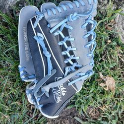 Marucci Softball/Baseball Glove ( SEE PICS) LOCATED IN GLENDORA