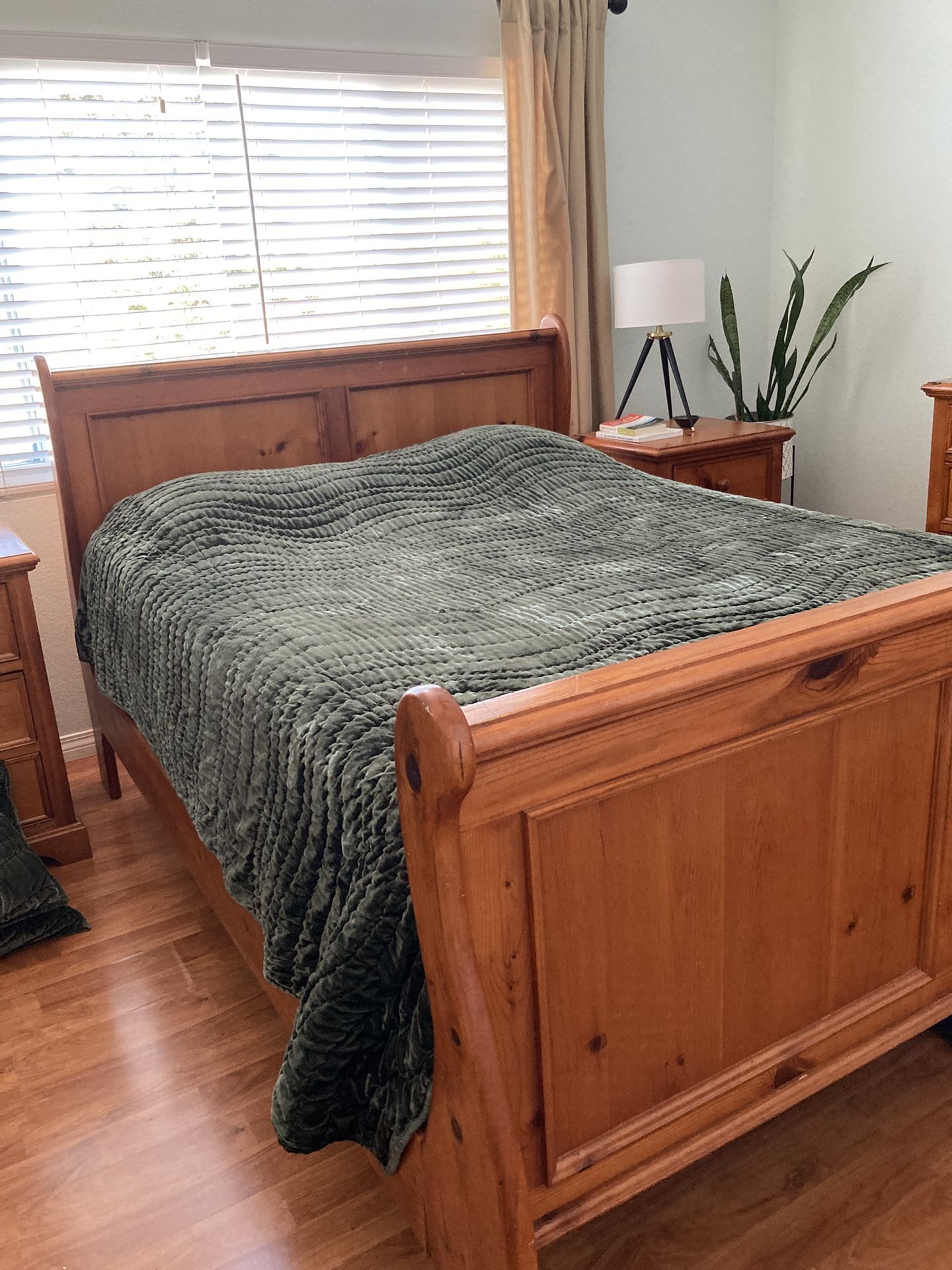 Full Bedroom Set - Queen Sleigh Bed