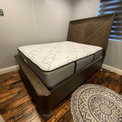 Beautiful Queen Size Bed With Mattress