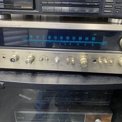 Pioneer Receiver  works  missing knobs  cosmetically poor condition  but works perfectly