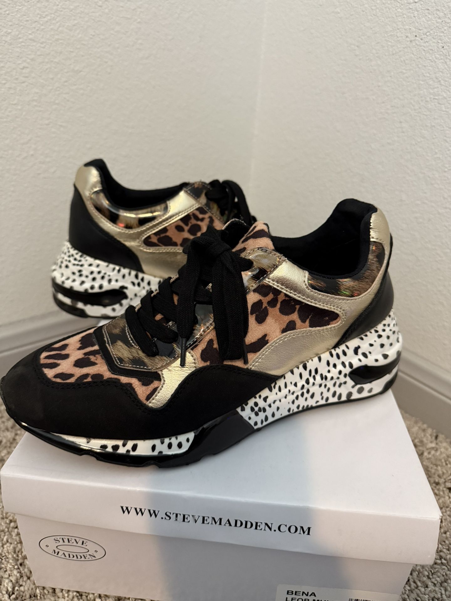 Tennis shoes