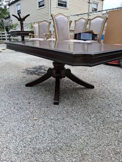 Mesa de madera muy resistente. Para sala o recamara.