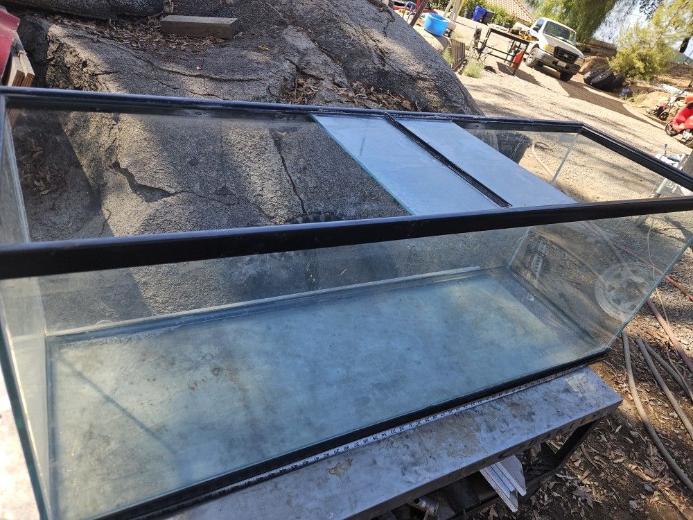 100 Gallon Fish Tank. Great Shape!!