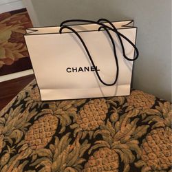 Chanel Shop https://offerup.com/redirect/?o=QmFnLk5ldw==