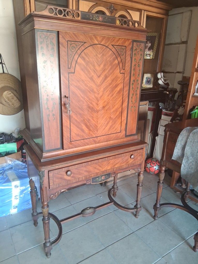 BEAUTIFUL ANTIQUE CABINET 36 X 65.!!