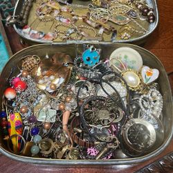Wearable Vintage Jewelry 