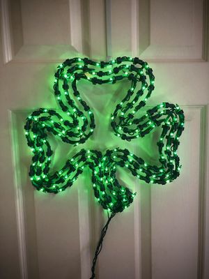 Photo ST PATRICKS DAY LIGHT UP SHAMROCK DECOR — GREEN PULSATING SHAMROCK WITH 120 BULBS AND 8 DIFFERENT LIGHTING EFFECTS