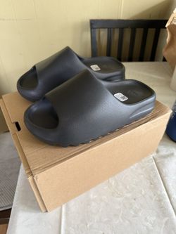 Yeezy Slides Onyx (size 6)