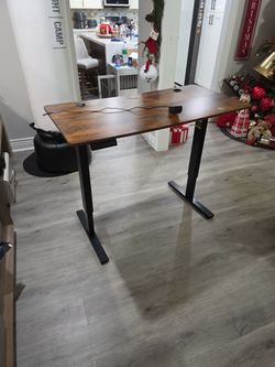 Automatic adjustable table