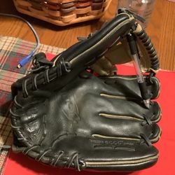 Wilson A1000 Leather baseball glove 11 1/4” Model 1788 Comes with 2 baseballs Plainfield, Illinois