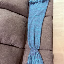 🧜‍♀️ Knitted Mermaid Tail Blanket – Aqua Blue & Purple Mix