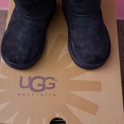 UGG BOOTS FOR KIDS SIZE 9!! PRICE FIRM