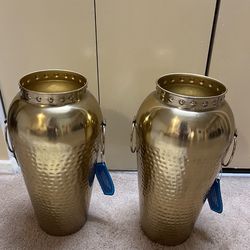 Pair of Hammered Golden Metal 18” h Urns For Indoors Or Outdoors Pickup In Gaithersburg Md20877
