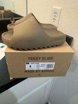 Yeezy slides size 4 used great condition 40$