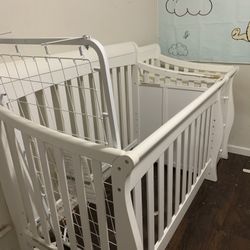 Baby Crib With Changing Table & Storage 