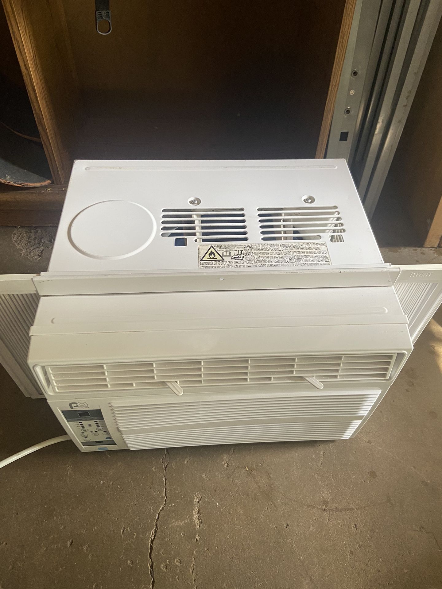 AC UNIT Retails 330$ Asking 225$