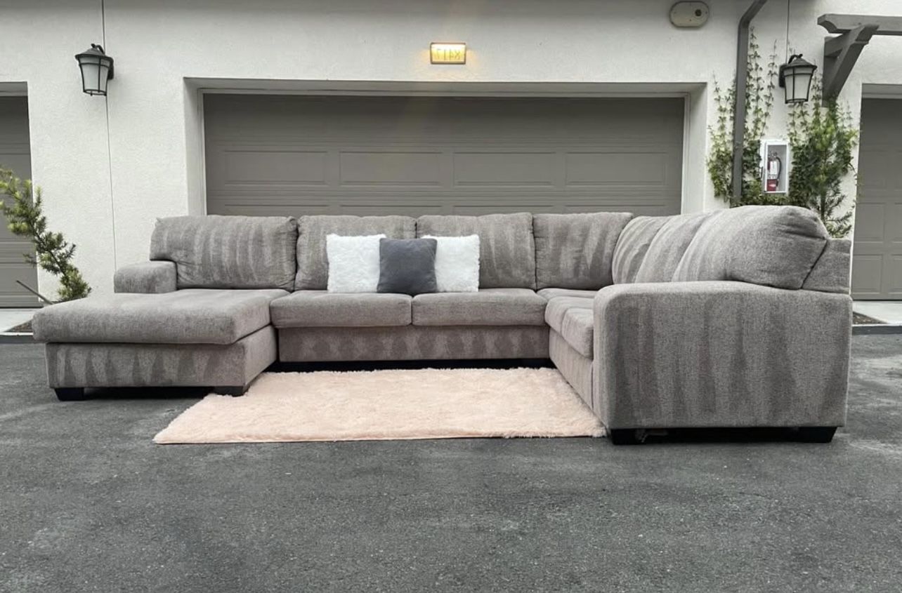 Huge Light Grey Sectional Couch In Excellent Condition - Free Delivery 🚚