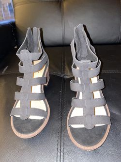 Girls sandal with small heel