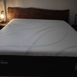 Beautiful King Tempurpedic LuxeAdapt Soft mattress + adjustable base set 