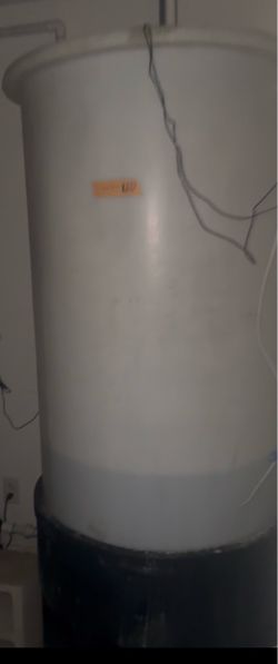 large vertical polyethylene storage/reservoir tank