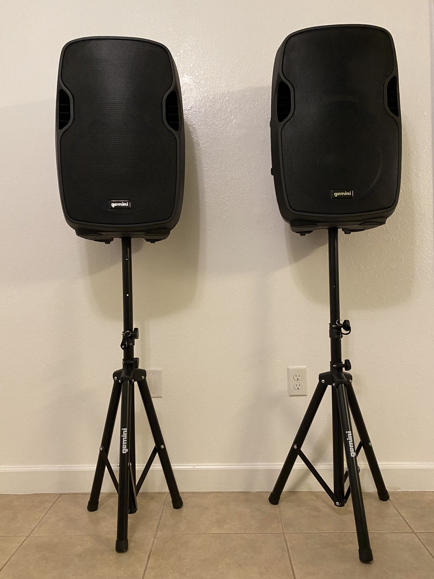 Gemini Powered pair of speaker with microphone and cables