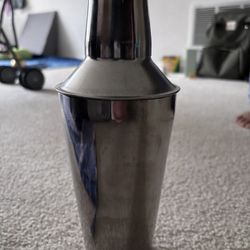 Cocktail Shaker 25oz Martini Shaker Drink Shaker Bar tools with Built-In Strainer