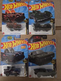Hot Wheels Batmobile a escala 1:64. 1.2.3.5