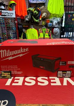 Milwaukee M18 18V Lithium-Ion Cordless Jobsite Radio